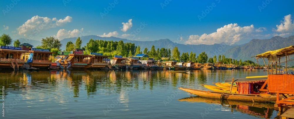 houseboats on daal lake