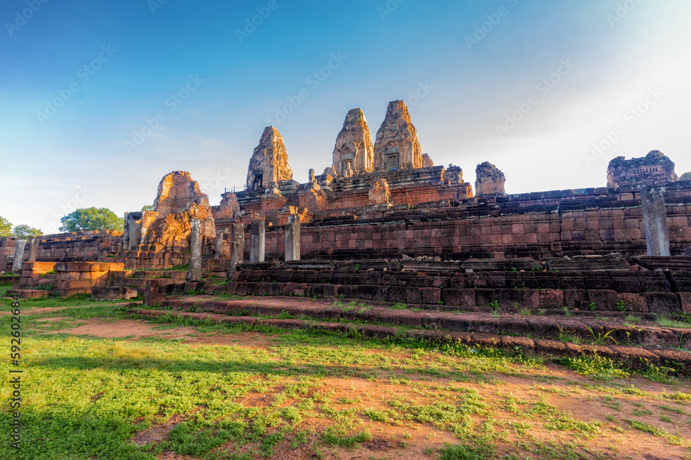 Fototapeta premium Beautiful view of the Prae Roup Hindu temple on a sunny day in Siem Reap, Cambodia