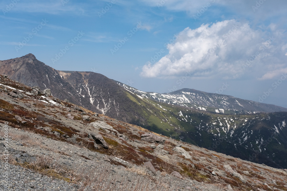 Fototapeta premium 茶臼岳から見る残雪の那須連山