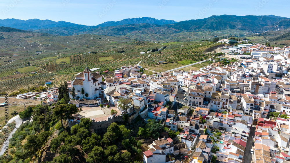 vista aérea del pueblo de Alozaina en la comarca del parque nacional sierra de las Nieves, Andalucía
