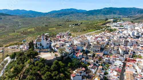 vista aérea del pueblo de Alozaina en la comarca del parque nacional sierra de las Nieves, Andalucía © Antonio ciero
