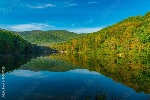 Amazing shot of a lake surrounded by trees in Vogel State Park in the morning, Georgia