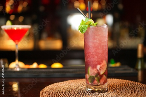 Bild auf Leinwand Closeup of a refreshing citrusy cocktail on a bar counter