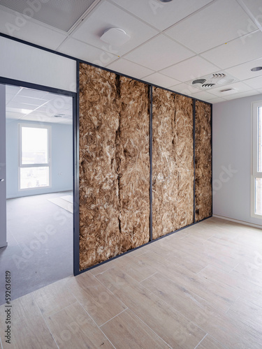 Bild auf Leinwand isolation en laine de roche, construction de batiment en chantier