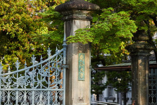 京都の龍谷大学の正門の風景 photo