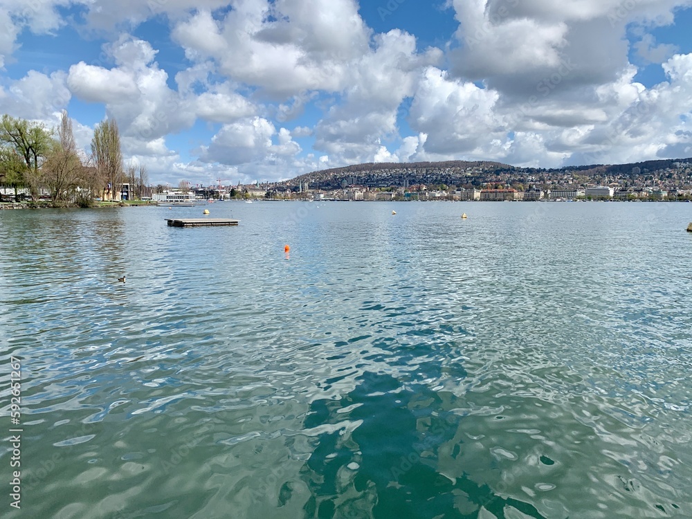 Blick auf den See Lago Maggiore bis zur Magadino Ebene in Tenero, Tessin - Schweiz