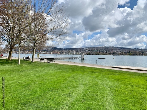Foto Seeufer mit Badesteg, im Seebad Mythenquai am Zürichsee in der Stadt Zürich