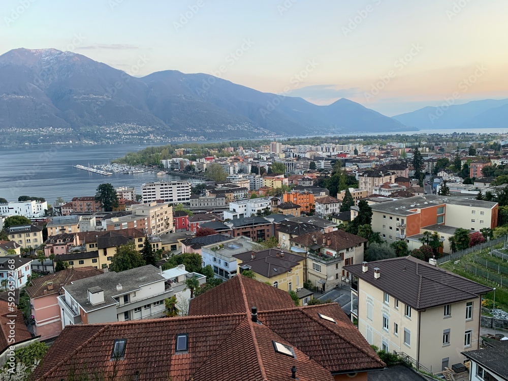 Blick auf die Stadt Locarno und auf die Hausdächer. Darunter der  See Lago Maggiore