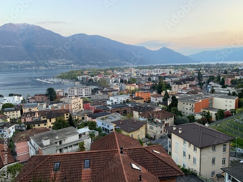 Blick auf die Stadt Locarno und auf die Hausdächer. Darunter der  See Lago Maggiore