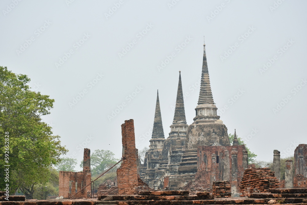 Obraz premium pagoda of Wat Phra Si Sanphet or temple of the holy, splendid Omniscient in sky background
