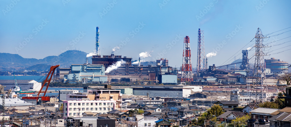 高塔山からの見る北九州の工場地帯
