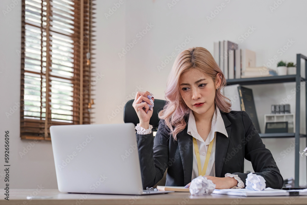 Obraz premium tired business woman sleepy and bored from sitting at a desk for a long time and has office syndrome