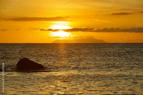 Sonnenuntergang über Silhouette Island
