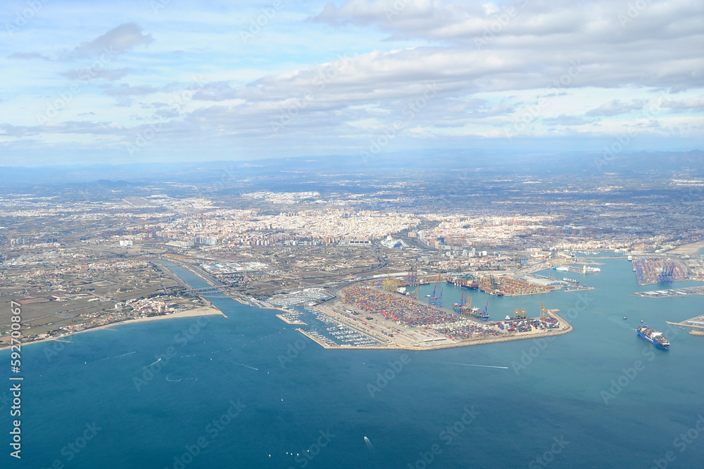 Vista aérea del Puerto de Valencia con la ciudad al fondo, Comunidad Valenciana, España. Valencia y su puerto sobre el Mar Mediterráneo. 