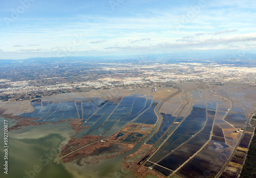 Vista aérea de los arrozales de La Albufera con la ciudad de Valencia al fondo, Comunidad Valenciana, España