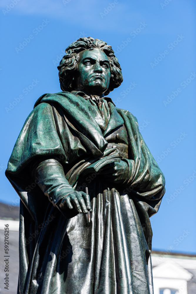 Beethovendenkmal vor dem historischen Postgebäude in Bonn; Nordrhein-Westfalen; Deutschland Beethovendenkmal vor dem historischen Postgebäude in Bonn; Nordrhein-Westfalen; Deutschland
