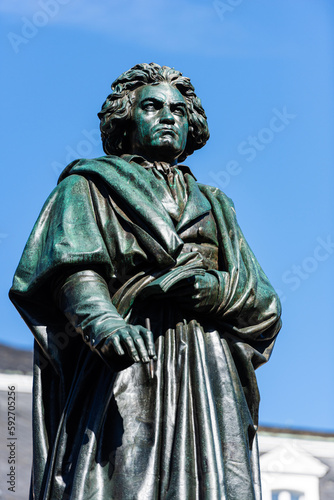 Beethovendenkmal vor dem historischen Postgebäude in Bonn; Nordrhein-Westfalen; Deutschland