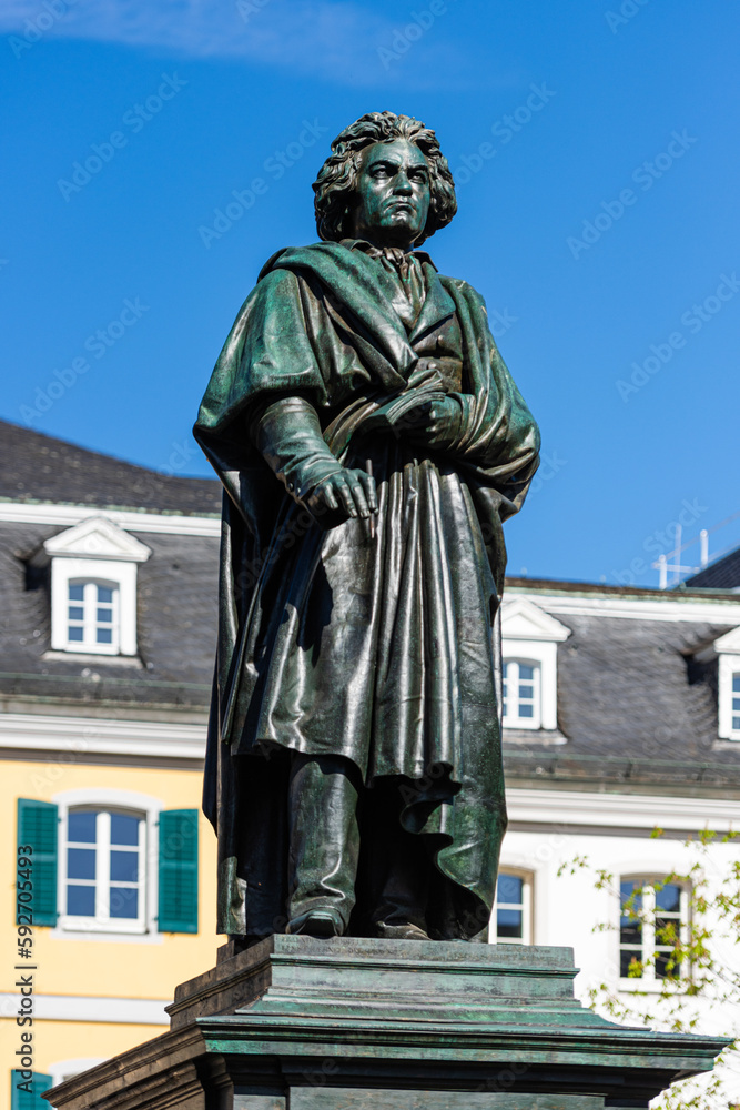Beethovendenkmal vor dem historischen Postgebäude in Bonn; Nordrhein-Westfalen; Deutschland