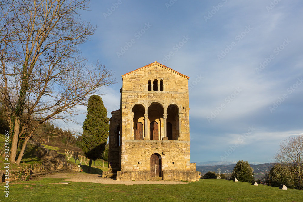 Vista de la iglesia románica de Santa María del Naranco en Oviedo, Asturias, España.