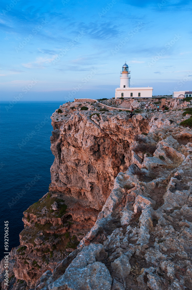 Vista del faro del cabo Cavallería en la costa de Menorca, islas Baleares, España.