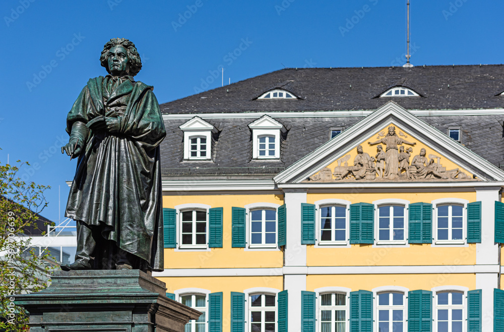 Beethovendenkmal vor dem historischen Postgebäude in Bonn; Nordrhein-Westfalen; Deutschland Beethovendenkmal vor dem historischen Postgebäude in Bonn; Nordrhein-Westfalen; Deutschland