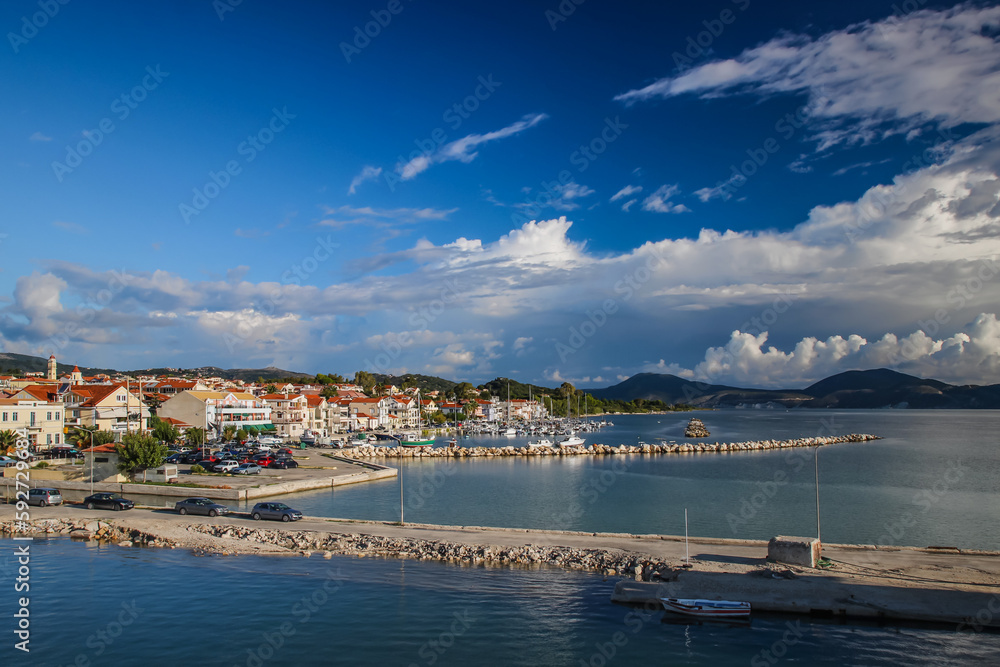Piękne widoki i wakacyjny klimat na greckiej wyspie Kefalonia. Widok na morze i niebieskie niebo z fantastycznymi chmurami. Słoneczny dzień na plaży. Piękno natury. Fotografia podróżnicza. 
