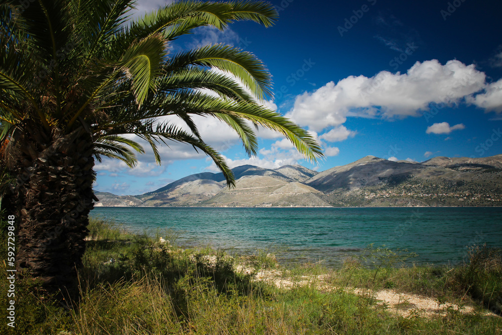 Piękne widoki i wakacyjny klimat na greckiej wyspie Kefalonia. Widok na morze i niebieskie niebo z fantastycznymi chmurami. Słoneczny dzień na plaży. Piękno natury. Fotografia podróżnicza. 