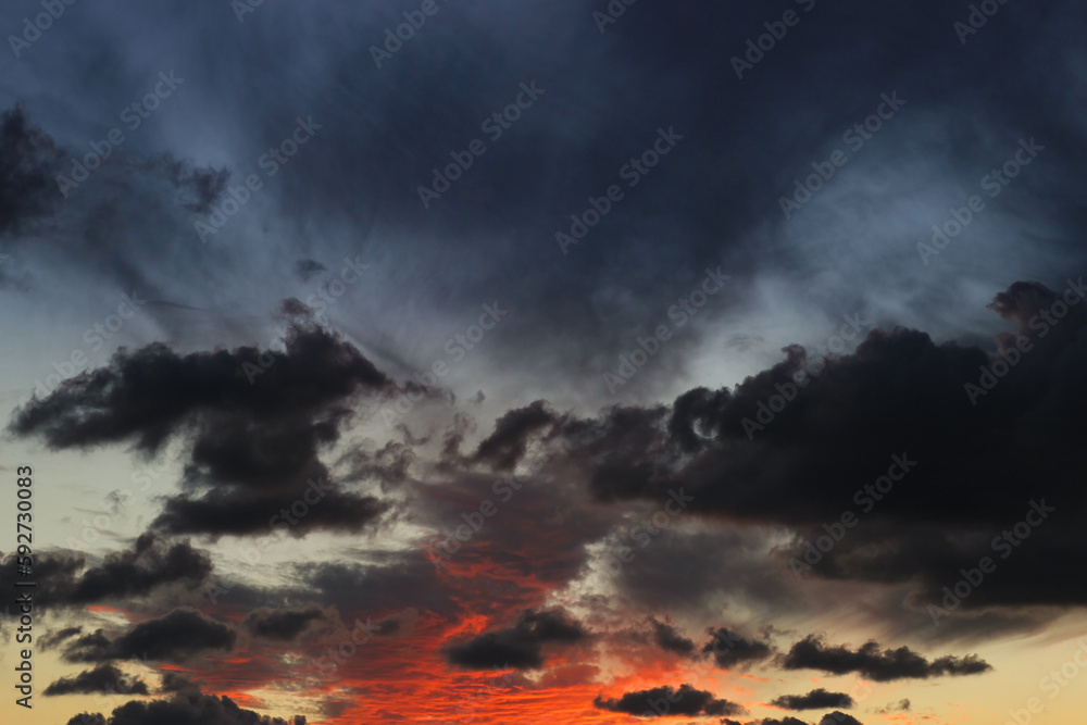 Naklejka premium Niebo. Piękne kolorowe niebo po zachodzie słońca. Naturalne chmury. Naturalne niebo jako tło. Tekstura tło. Panoramiczne