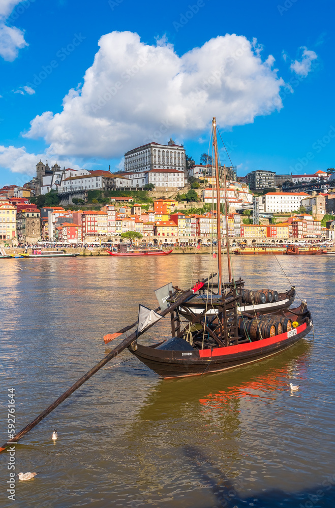 Obraz premium Barcazas sobre el rio Douro, Oporto 
