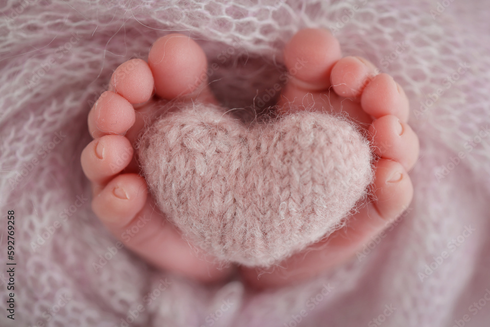 Ταπετσαρία Knitted pink heart in the legs of a baby