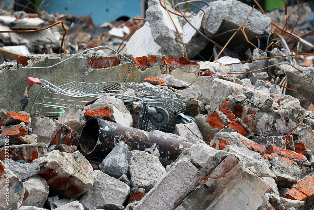 Rozbiórka. Rozwalone budynki mieszkalne w mieście spowodowane wybuchem bomby w czasie wojny