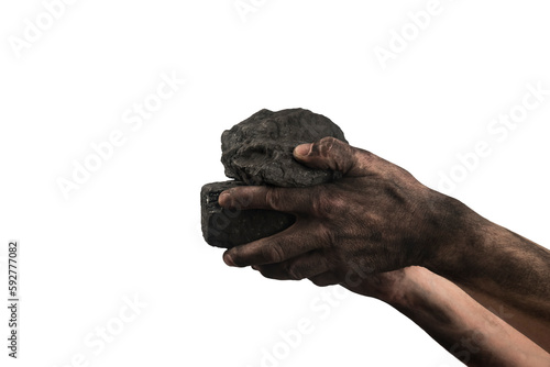 Kawałki węgla w dłoniach ubrudzonych podczas pracy.