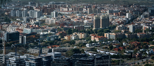 LA ciudad vista desde lejos en panorámica con edificios y viviendas