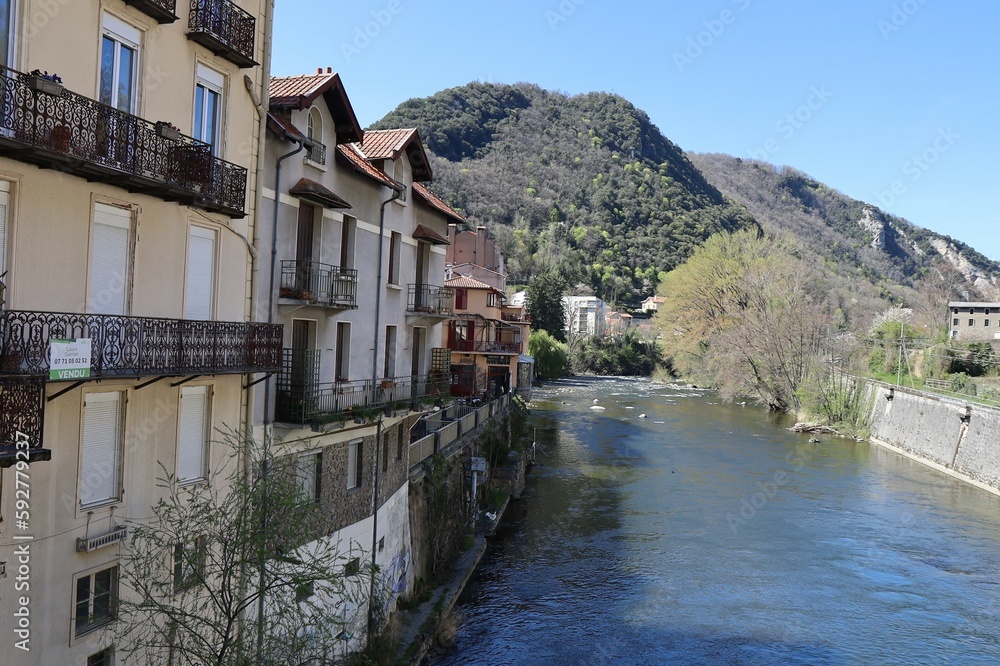 Fototapeta premium La rivière Ariege dans la ville, ville de Foix, département de l'Ariège, France