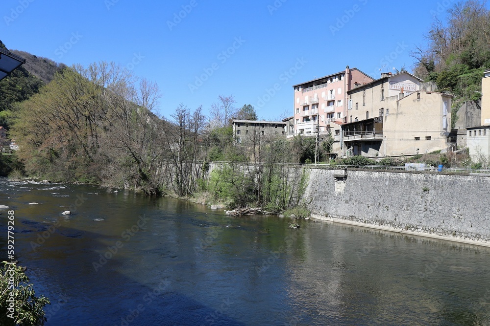 La rivière Ariege dans la ville, ville de Foix, département de l'Ariège, France
