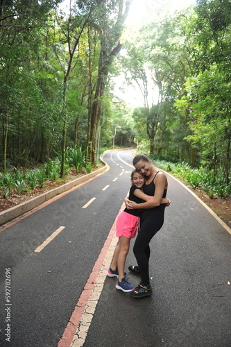 mãe e filha treinando juntas no parque 