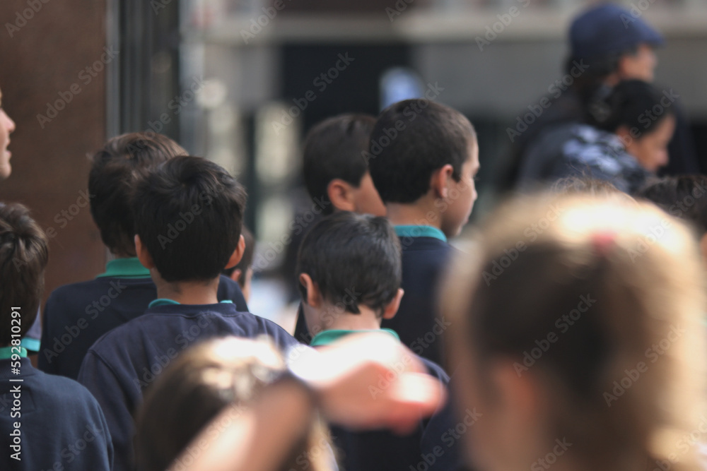 Grupo de alunos uniformizados em atividade escolar Grupo de alunos uniformizados em atividade escolar