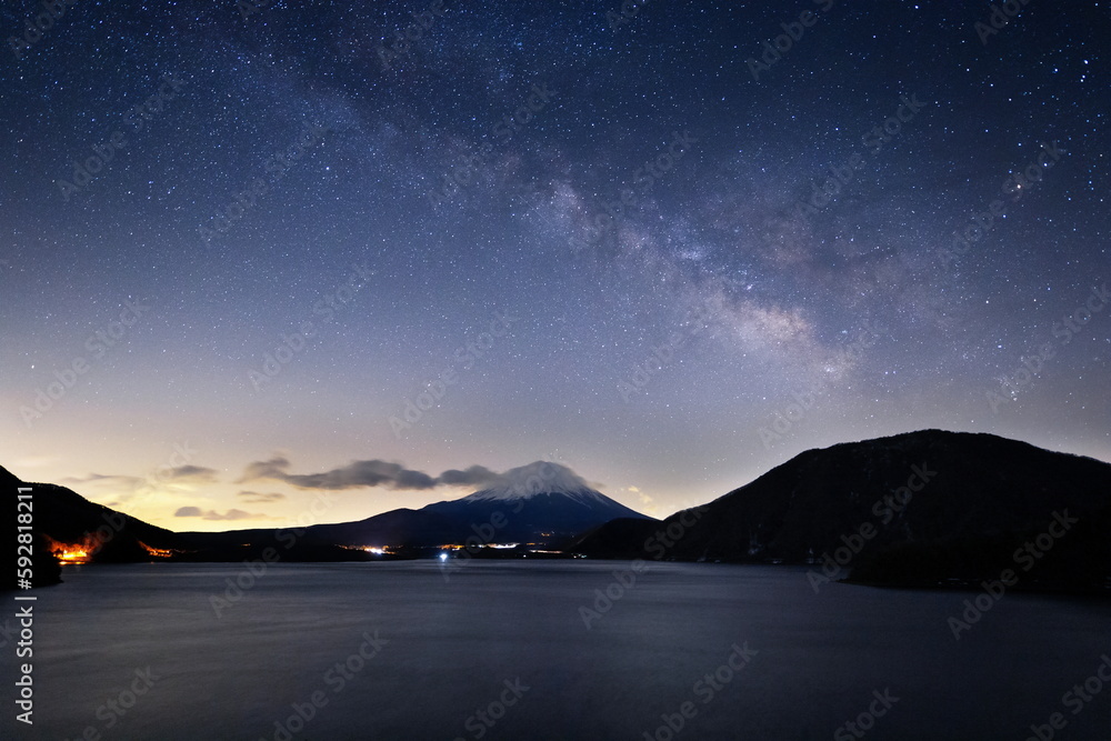 雪が残る深夜の富士山に天の川が輝く