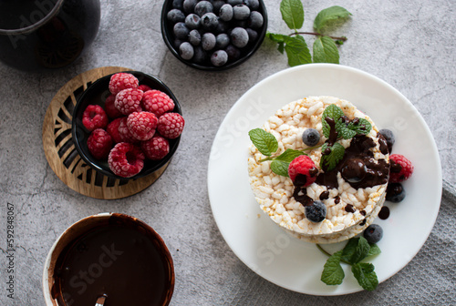 Quadro su tela Rice cakes with berries and chocolate