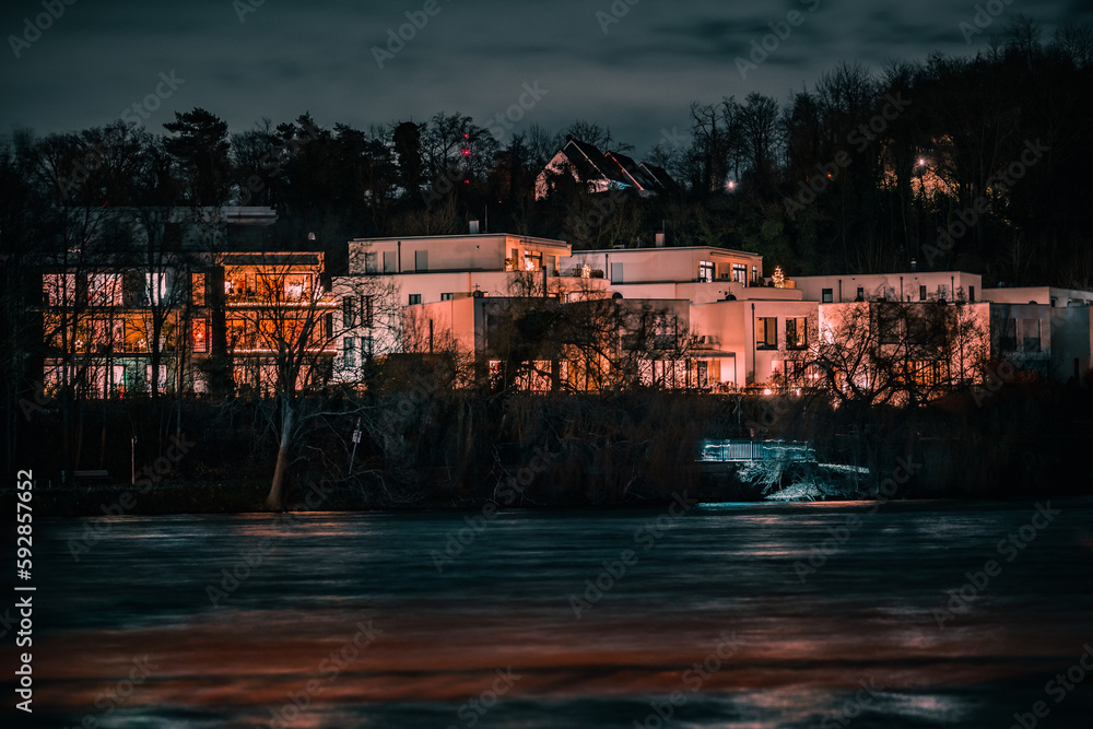 Fototapeta premium Haus am Wasser bei Nacht