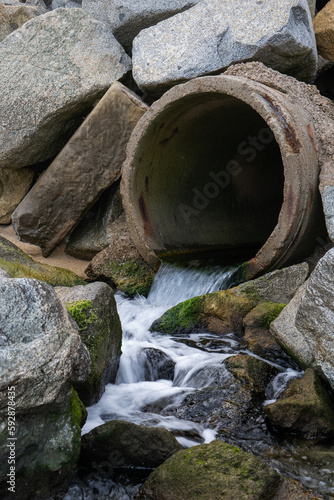 Tubería con agua residual contaminando el medio ambiente.