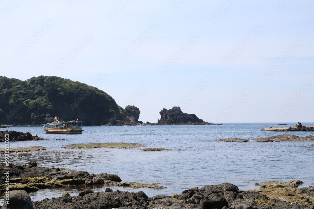 能登半島の風景。能登金剛の巌門からみた日本海。