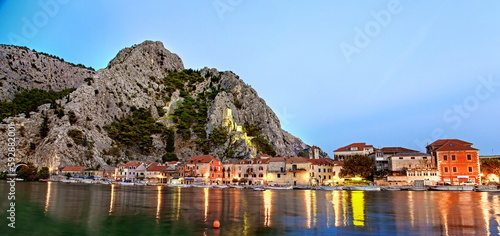 Fototapeta Naklejka Na Ścianę i Meble -  night riverside panorama of omis in croatia