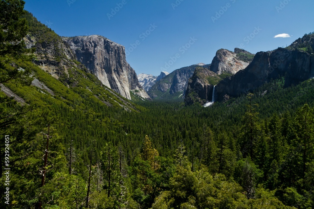 Beautiful shot of the landscapes with mountains in Yosemite Park Beautiful shot of the landscapes with mountains in Yosemite Park
