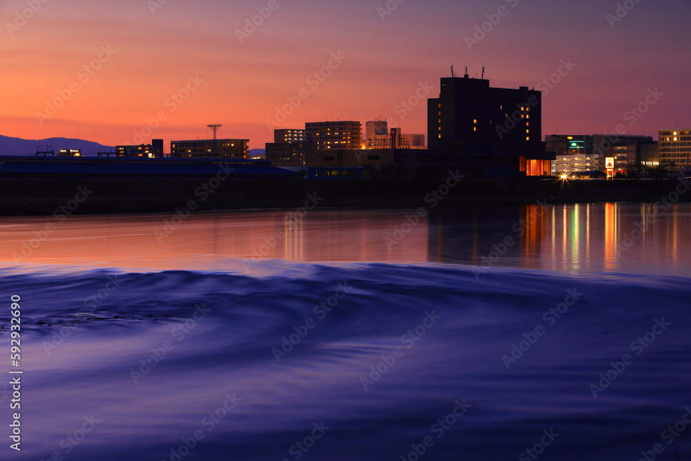 Fototapeta premium 岩手県北上市 夕焼けの北上川