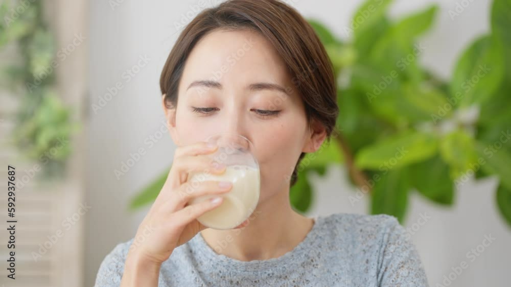 豆乳を飲む若い女性　飲食イメージ