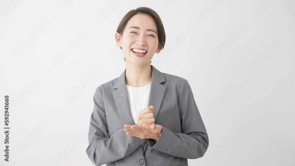 手を叩く若い女性　ビジネスイメージ