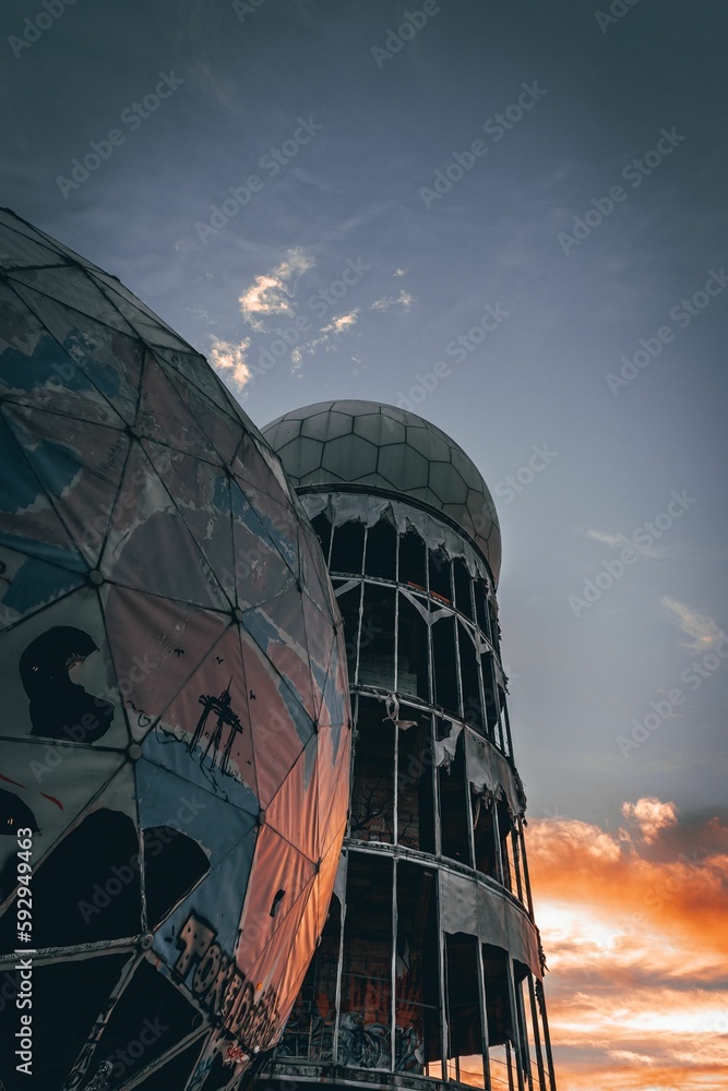 Obraz premium Vertical low-angle shot of the Teufelsberg tower in Berlin, Germany at sunset