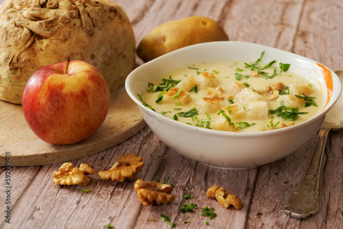 Selleriesuppe mit Äpfel und Nüssen