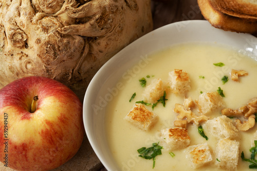 Selleriesuppe mit Äpfel und Nüssen